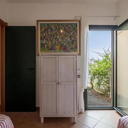 Appartement Picturesque Flat With Sea View Geremèas