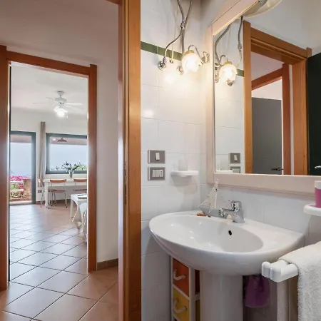 Picturesque Flat With Sea View Appartamento Geremèas